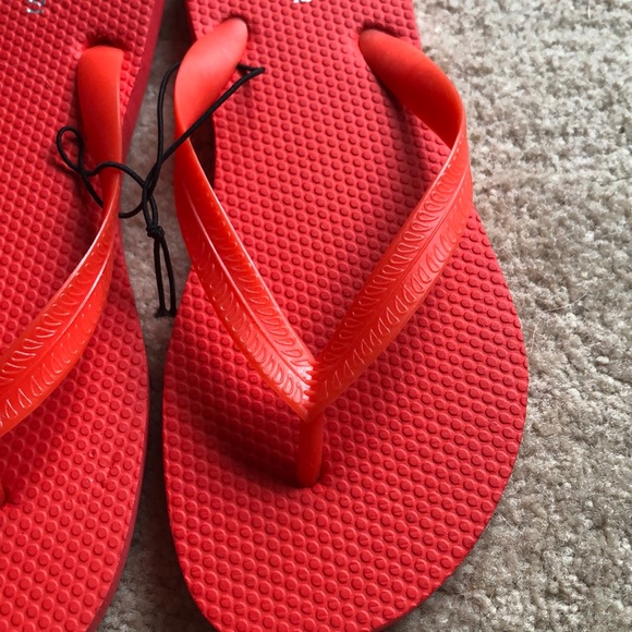 Forever 21 Red Open toed flip flops size 6 - Picture 4 of 7